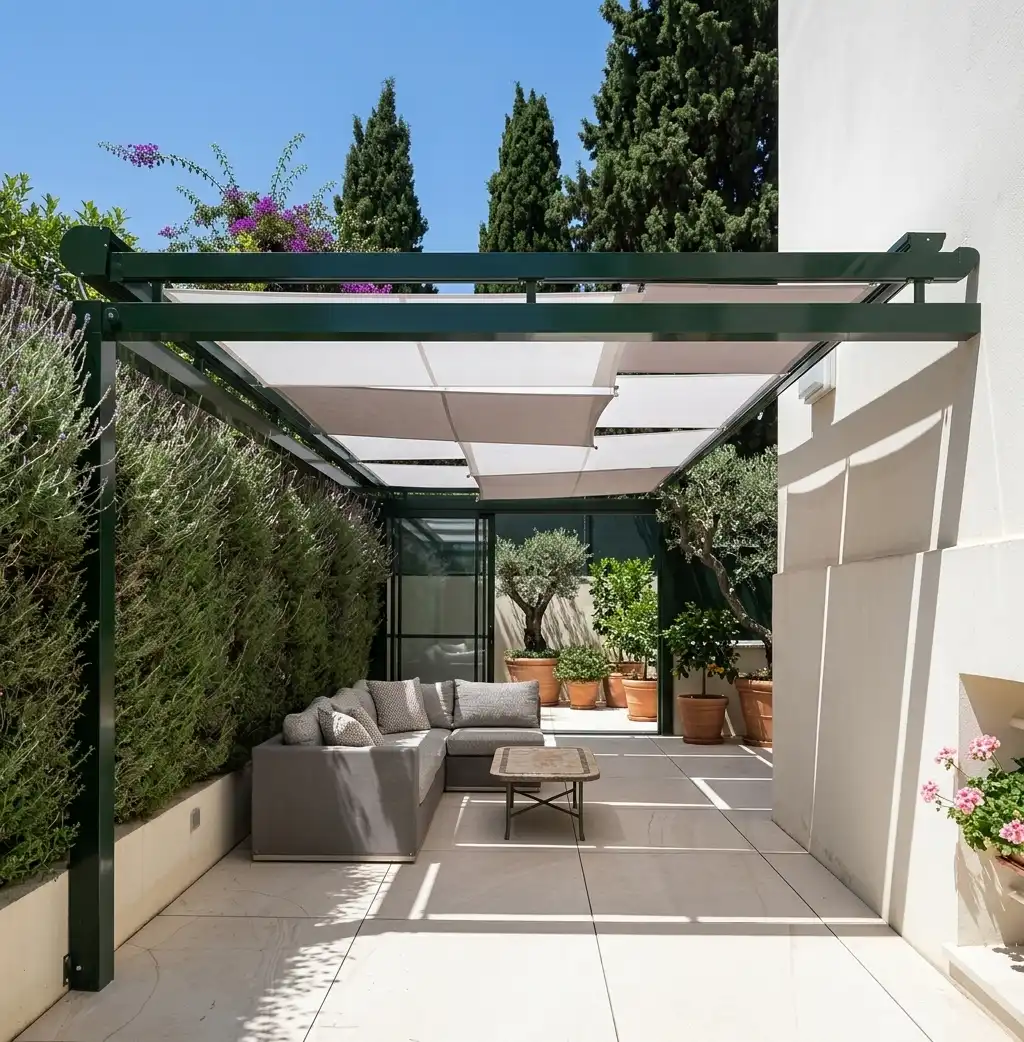 Toldo a rayas instalado en la fachada de una casa en Terrassa