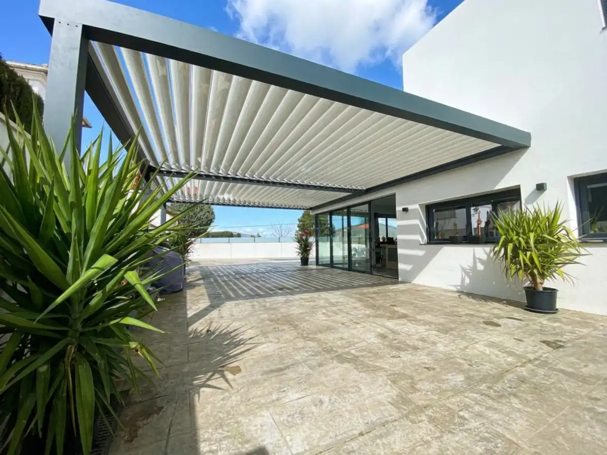 Ilustración de una pérgola bioclimática de aluminio con lamas orientables