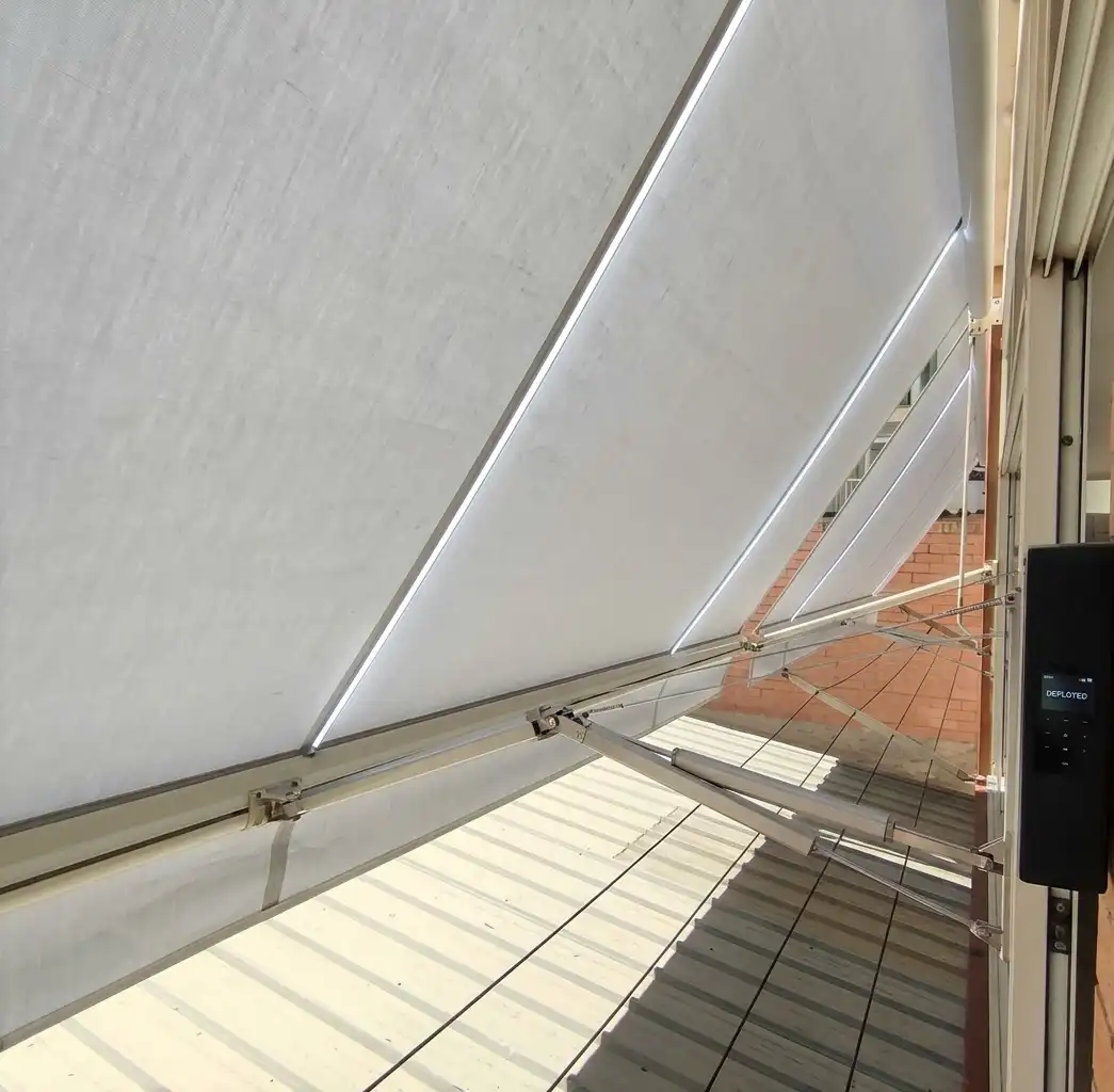 Ilustración de una lona de toldo con una costura en reparación